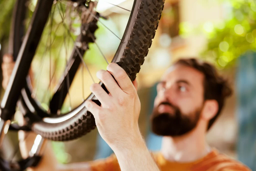 Homme qui entretient son pneu de vélo