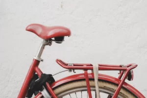 Selle de vélo en cuir rouge