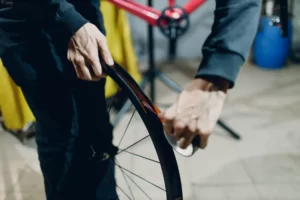 Homme réparant un pneu de vélo tubeless